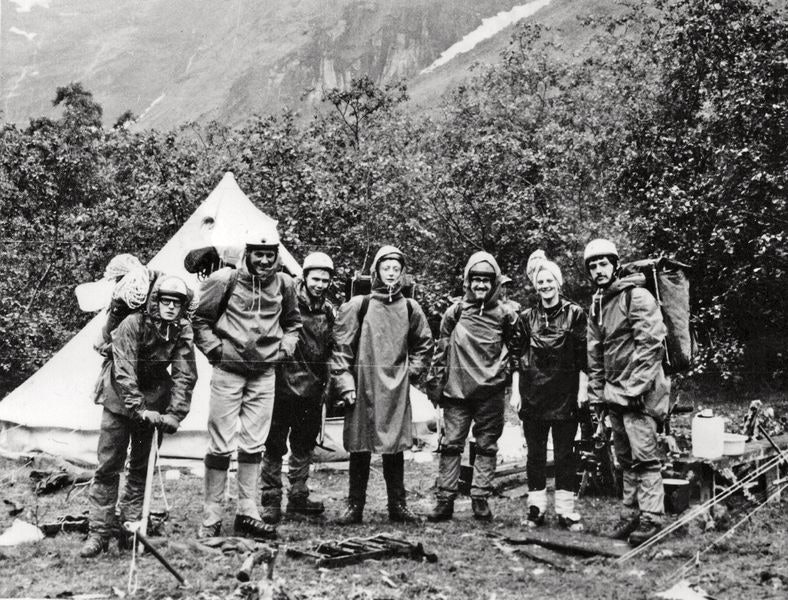 VÅTT: Teamet av engelske klatrere samlet i nærheten av Fiva gård i 1965, antakelig etter at de måtte avbryte det første forsøket på Trollveggen på grunn av kraftig regnvær. Foto: Tony Howard