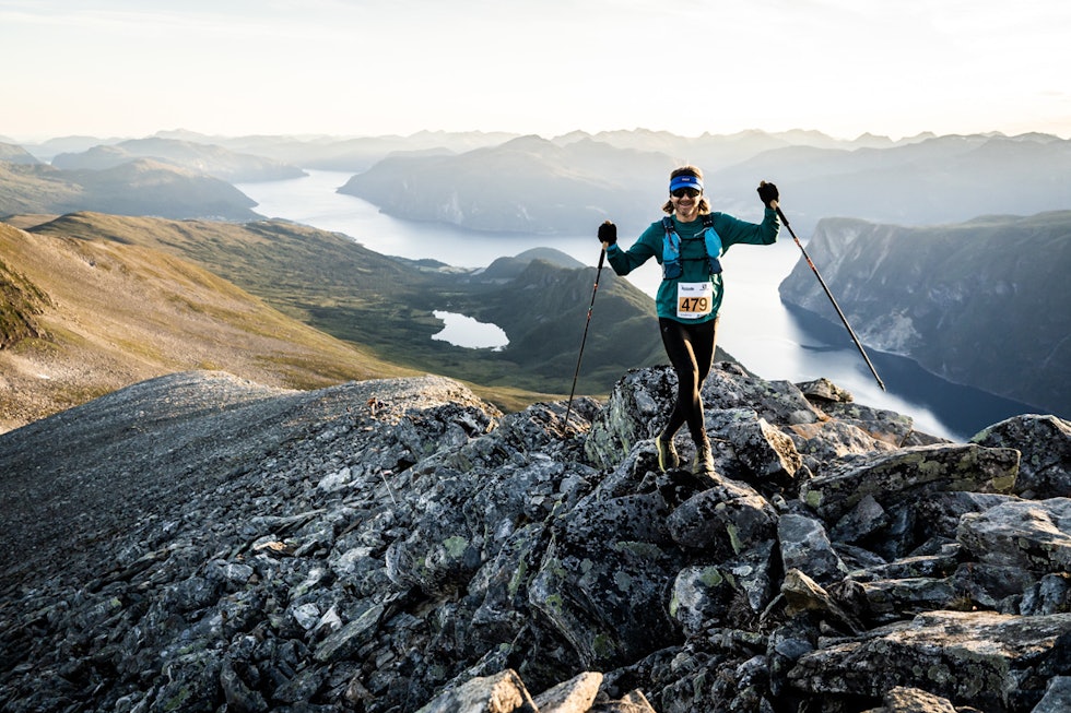 Frode Bakken på toppen av Fremste Blåhornet tidlig lørdagsmorgen under 100K løpet. Foto: Ian Corless Frode Bakken på toppen av Fremste Blåhornet tidlig lørdagsmorgen under 100K løpet. Foto: Ian Corless