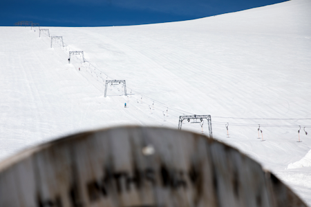 JUVASS: En heis og ei løype, og fine områder på sidene – og en kabeltrommel i forgrunnen. Foto: Tore Meirik JUVASS: En heis og ei løype, og fine områder på sidene – og en kabeltrommel i forgrunnen. Foto: Tore Meirik