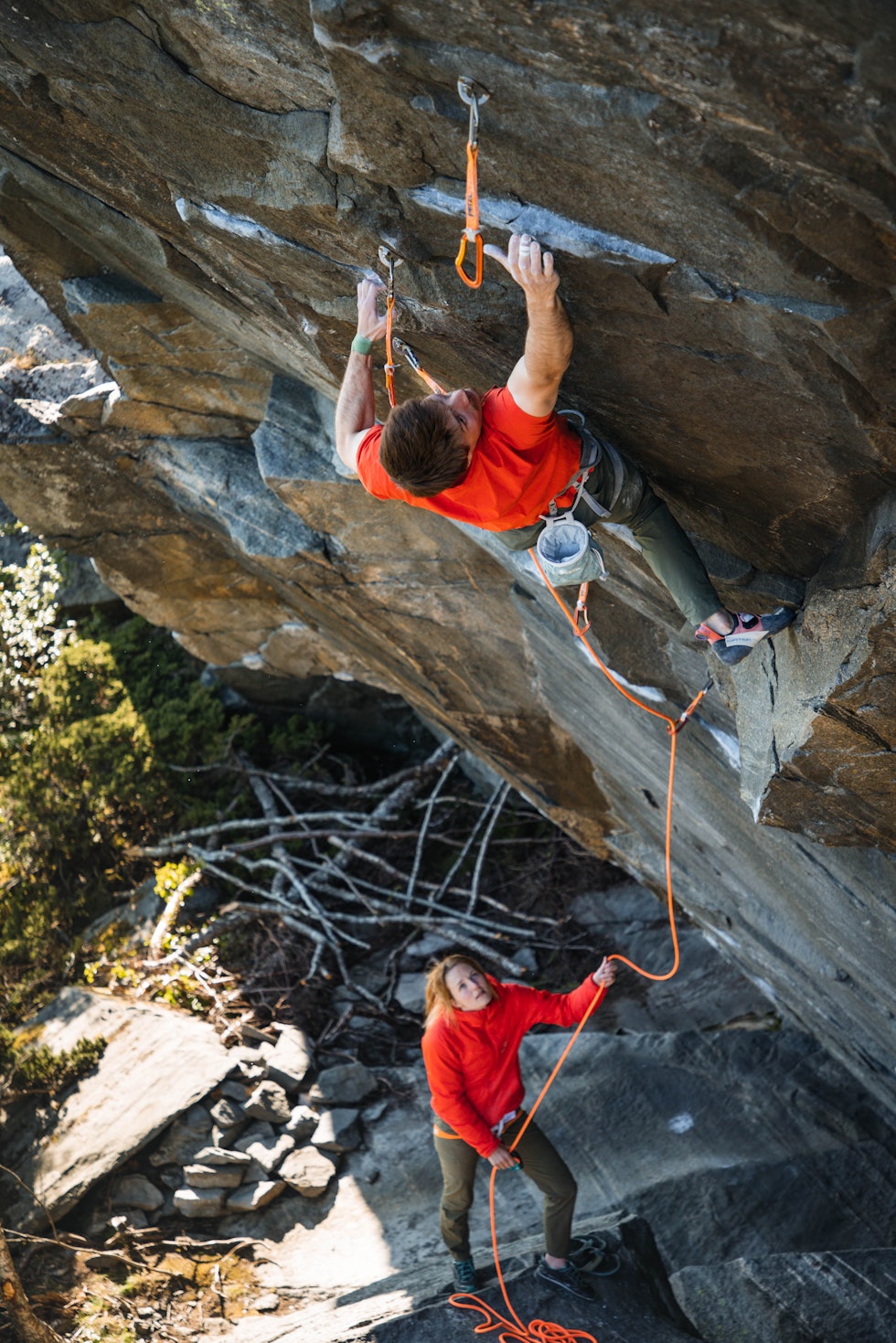 MANGE KRAV: Det er viktig at klatreselen gir god bevegelsesfrihet. Her klatrer Thilo Schröter mens Tina Hafsaas sikrer. Foto: Marco Zanone
