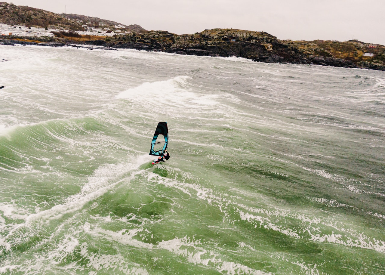 MED VIND FRA SØR: Mats Fallet er blant Saltsteins fast besøkende når forholdene tillater det. Foto: Christian Nerdrum windsurfer saltstein