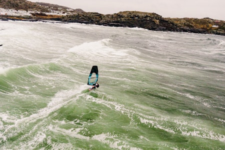 MED VIND FRA SØR: Mats Fallet er blant Saltsteins fast besøkende når forholdene tillater det. Foto: Christian Nerdrum windsurfer saltstein