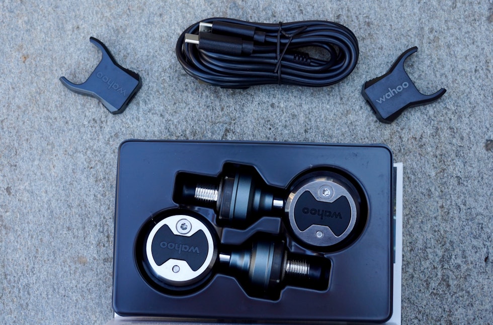 ENKEL LADING: Pedalene lades enkelt med en splittet USB-c-kabel og tilhørende plastklips. Foto: Øyvind Aas Test av Wahoo Speedplay Powerlink Zero
