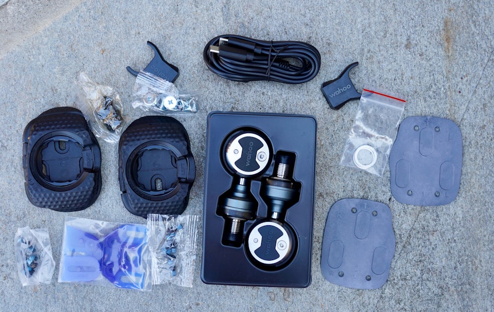 I PAKKA: Du får med skoklosser, adapterplate, ekstra byggeplate for beinlengdejustering, akslingsshims og både lange og korte skruer. Foto: Øyvind Aas Test av Wahoo Speedplay Powerlink Zero