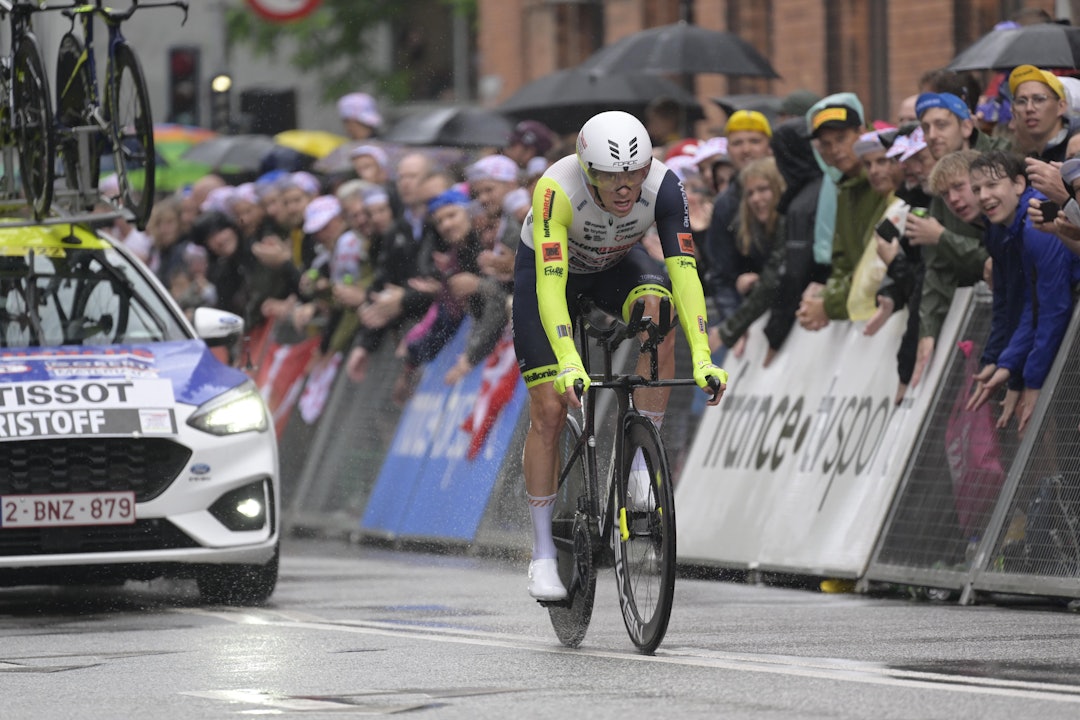FORSIKTIG START: Alexander Kristoff tok det pent og pyntelig på det våte underlaget. Lørdag og søndag venter spurtmuligheter for 34-åringen. Foto: Cor Vos FORSIKTIG START: Alexander Kristoff tok det pent og pyntelig på det våte underlaget. Lørdag og søndag venter spurtmuligheter for 34-åringen. Foto: Cor Vos