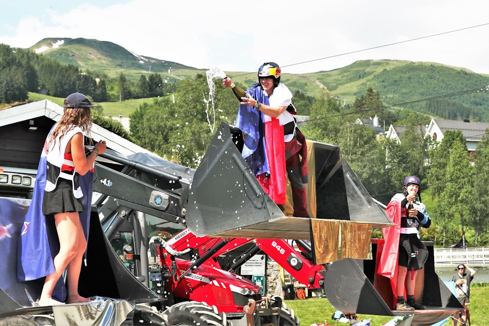 Siger kvinner og menn vart feira slik ein gjer på Voss – med bobler og traktor. Foto: Ekstremsportveko