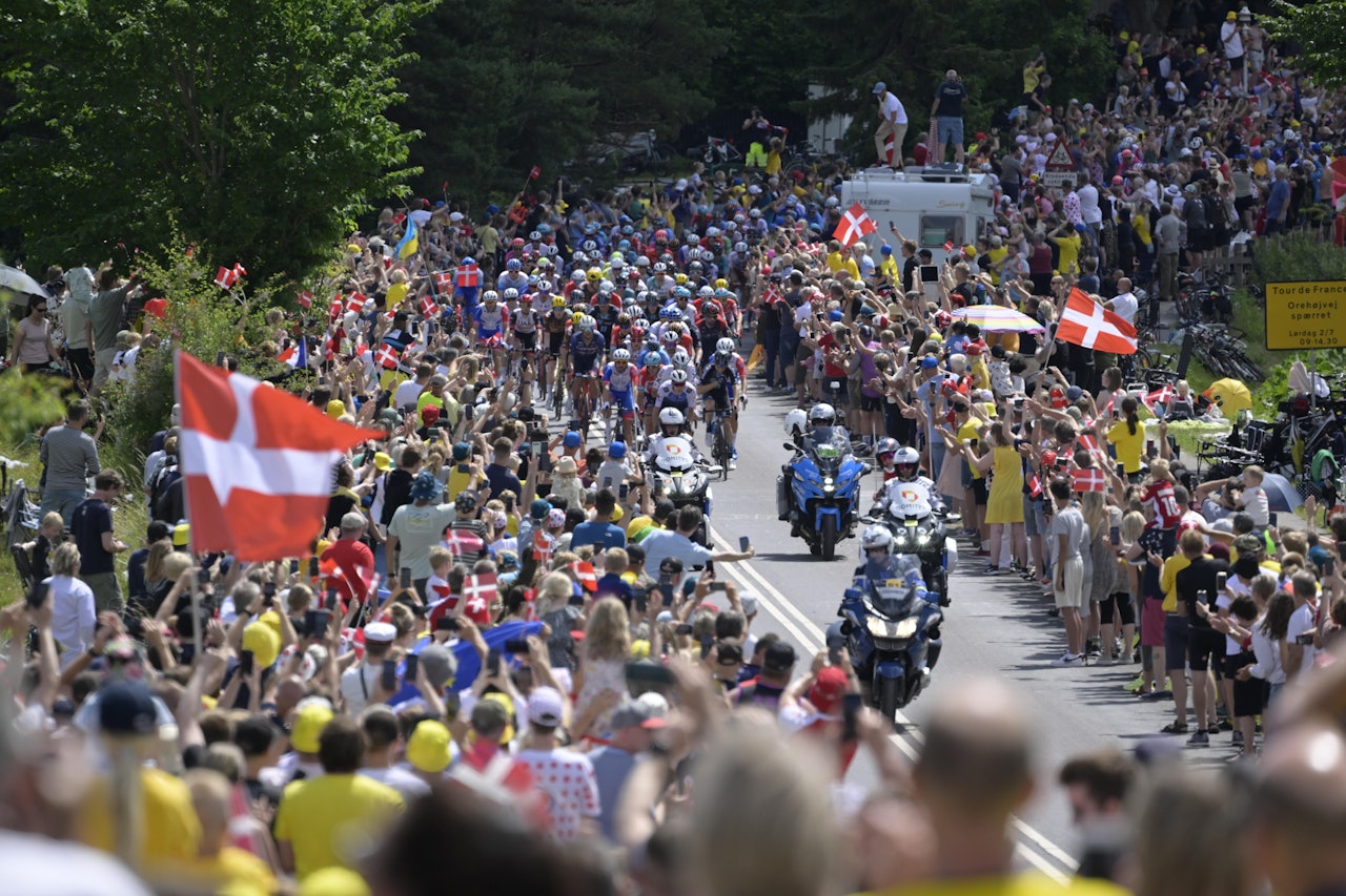 START I DANMARK: Her er rytterne i gang med den andre etappen i årets Tour de France. Foto: Cor Vos START I DANMARK: Her er rytterne i gang med den andre etappen i årets Tour de France. Foto: Cor Vos