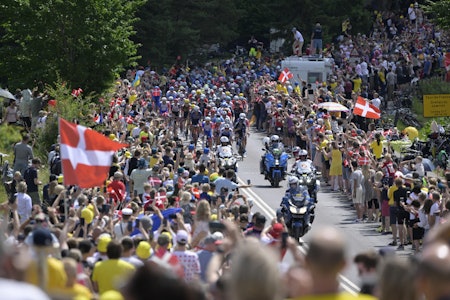 START I DANMARK: Her er rytterne i gang med den andre etappen i årets Tour de France. Foto: Cor Vos START I DANMARK: Her er rytterne i gang med den andre etappen i årets Tour de France. Foto: Cor Vos