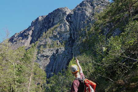 ROMSDALSSTIGEN VIA FERRATA: Foran neste etappe av Vestveggen. Vår guide fra Tindesenteret peker på neste del av ruta. Foto: Adam Tumidajewicz Vestveggen Åndalsnes via ferrata norge romsdalsstigen  guide anmeldelse tips romsdalsstigen