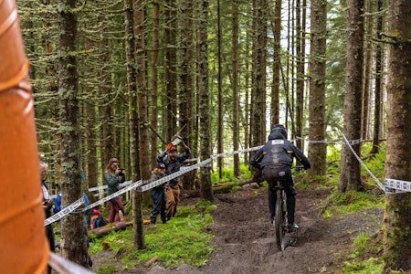 Anders Skarpeid frå Voss MTB klubb kan vegen gjennom Bavallskogen, og dreg i land 2.plassen i master-klassen. Til jubel for lokale løyperyddarar. Foto: Tor Einar Wahl Anders Skarpeid frå Voss MTB klubb kan vegen gjennom Bavallskogen, og dreg i land 2.plassen i master-klassen. Til jubel for lokale løyperyddarar. Foto: Tor Einar Wahl