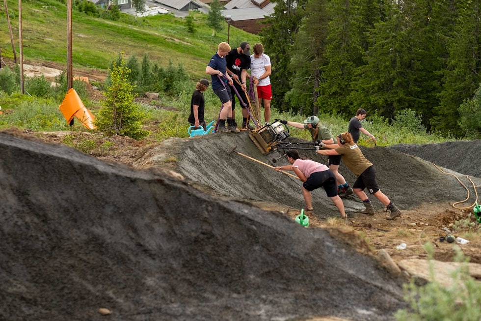 Løypegjengen frå Voss MTB laga i år hopp og store doseringar i toppen av løypa. Til glede for europacupen og lokalt sykkelmiljø. Foto: Daniel Sapak Løypegjengen frå Voss MTB laga i år hopp og store doseringar i toppen av løypa. Til glede for europacupen og lokalt sykkelmiljø. Foto: Daniel Sapak