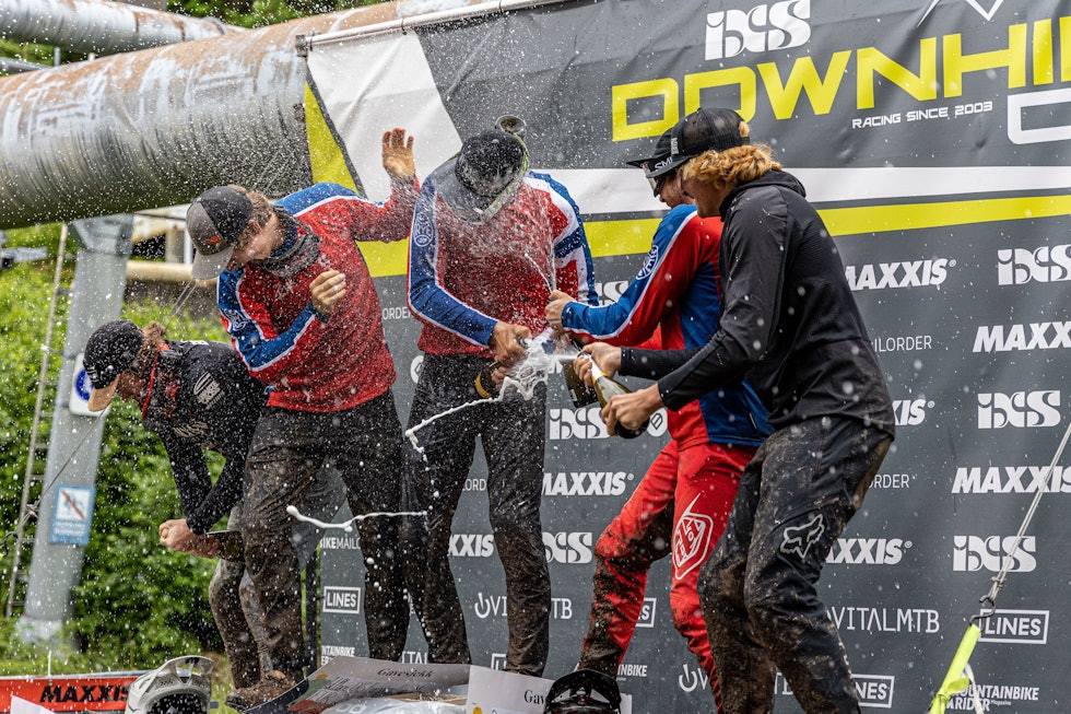 Med premiesjekkar på fleire hundre euro, kunne podiumsjengen ta seg råd til tvilsom bruk av fin drikke. Foto: Tor Einar Wahl Med premiesjekkar på fleire hundre euro, kunne podiumsjengen ta seg råd til tvilsom bruk av fin drikke. Foto: Tor Einar Wahl