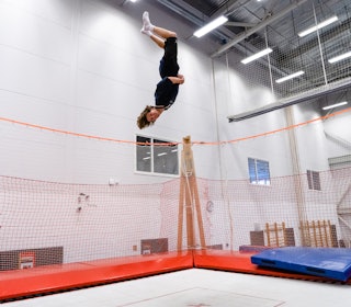 BACKFLIP: Baklengs salto står på «bucket-listen» til alle kids, sier Ruud. Dette er også et av triksene han lærer bort i webserien. Foto: Christian Nerdrum BACKFLIP: Baklengs salto står på «bucket-listen» til alle kids, sier Ruud. Dette er også et av triksene han lærer bort i webserien. Foto: Christian Nerdrum