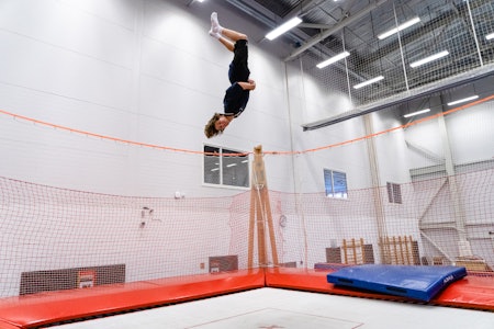 BACKFLIP: Baklengs salto står på «bucket-listen» til alle kids, sier Ruud. Dette er også et av triksene han lærer bort i webserien. Foto: Christian Nerdrum BACKFLIP: Baklengs salto står på «bucket-listen» til alle kids, sier Ruud. Dette er også et av triksene han lærer bort i webserien. Foto: Christian Nerdrum