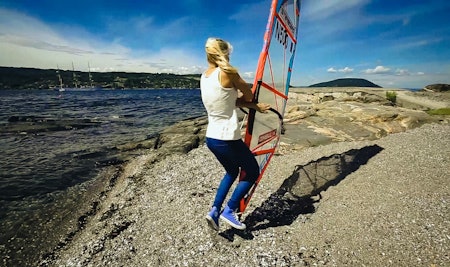 VÆR RASK: Du kan nesten hoppe  Lær deg å hoppe når du windsurfer rundt og ta tak i bommen på andre siden av brettet, for å gjøre det så effektivt som mulig.