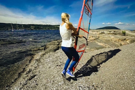 VÆR RASK: Du kan nesten hoppe Lær deg å hoppe når du windsurfer rundt og ta tak i bommen på andre siden av brettet, for å gjøre det så effektivt som mulig. VÆR RASK: Du kan nesten hoppe Lær deg å hoppe når du windsurfer rundt og ta tak i bommen på andre siden av brettet, for å gjøre det så effektivt som mulig.