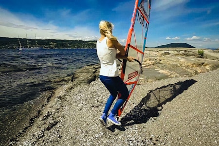 VÆR RASK: Du kan nesten hoppe  Lær deg å hoppe når du windsurfer rundt og ta tak i bommen på andre siden av brettet, for å gjøre det så effektivt som mulig.