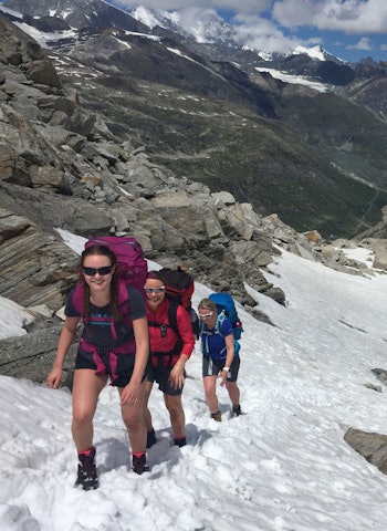 GLADE VANDRERE: På vei opp til Monte Moropass. Bildet er fra en Tour de Mont Rosa, en av de virkelige alpeklassikerne. Foto: Bjørn Lytskjold fjellvandring i alpene