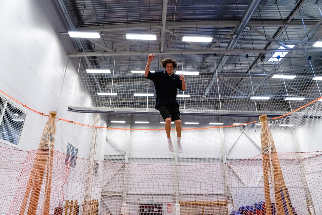 BASICS: Du kommer ikke veldig langt som trampolinehopper om du ikke gjør grunnarbeidet skikkelig. Derfor er den tilsynelatende enkle hoppteknikken noe som ikke skal slurves med. Birk Ruud viser hvordan. Foto: Christian Nerdrum BASICS: Du kommer ikke veldig langt som trampolinehopper om du ikke gjør grunnarbeidet skikkelig. Derfor er den tilsynelatende enkle hoppteknikken noe som ikke skal slurves med. Birk Ruud viser hvordan. Foto: Christian Nerdrum