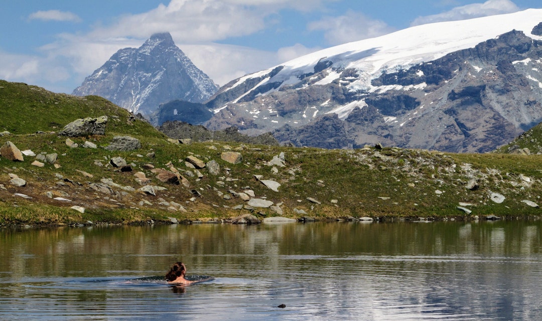 LAGI DI PINTER: Et friskt fjellbad. Matterhorn ruver i bakgrunnen. Foto: Bjørn Lytskjold