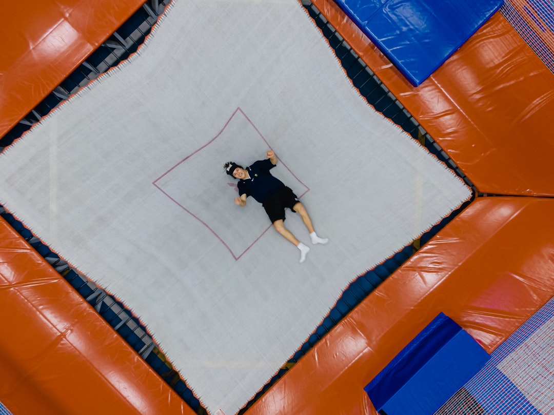 LANDE PÅ RYGGEN: Det kan være viktige mellomledd i prosessen mot det å lære nye triks, og ikke minst fint å være vant til å kunne lande trygt andre steder enn bena. Foto: Christian Nerdrum LANDE PÅ RYGGEN: Det kan være viktige mellomledd i prosessen mot det å lære nye triks, og ikke minst fint å være vant til å kunne lande trygt andre steder enn bena. Foto: Christian Nerdrum