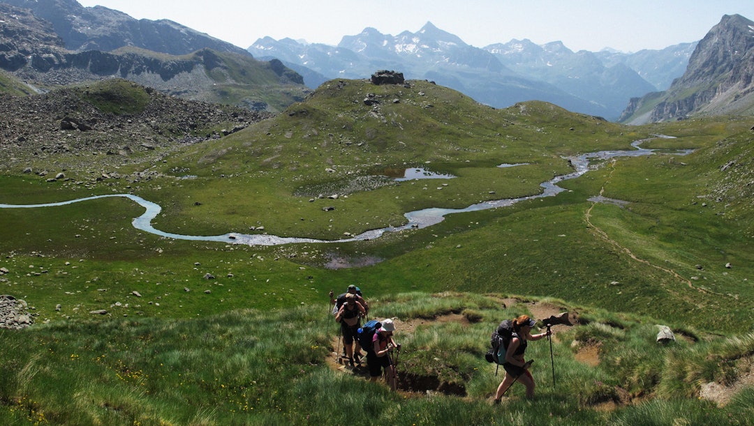 STILLE OG STORSLÅTT: Oppover dalen Vallone di Courtod går stien i åpent og variert landskap, langs bekker og over små koller. Foto: Bjørn Lytskjold