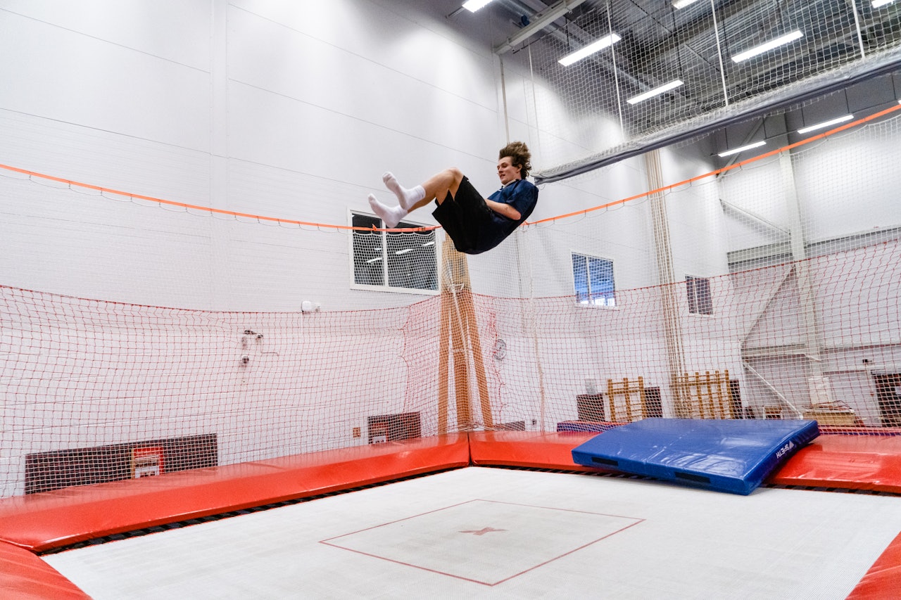 FRONT FLIP: Forlengs salto er Birk Ruud sitt første saltotriks på trampolinen. Foto: Christian Nerdrum