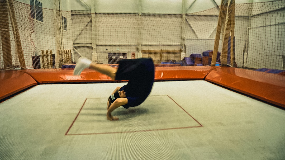 KRÅKA: Veien til en forlengs salto kan godt gå gjennom et kråkestup. KRÅKA: Veien til en forlengs salto kan godt gå gjennom et kråkestup.