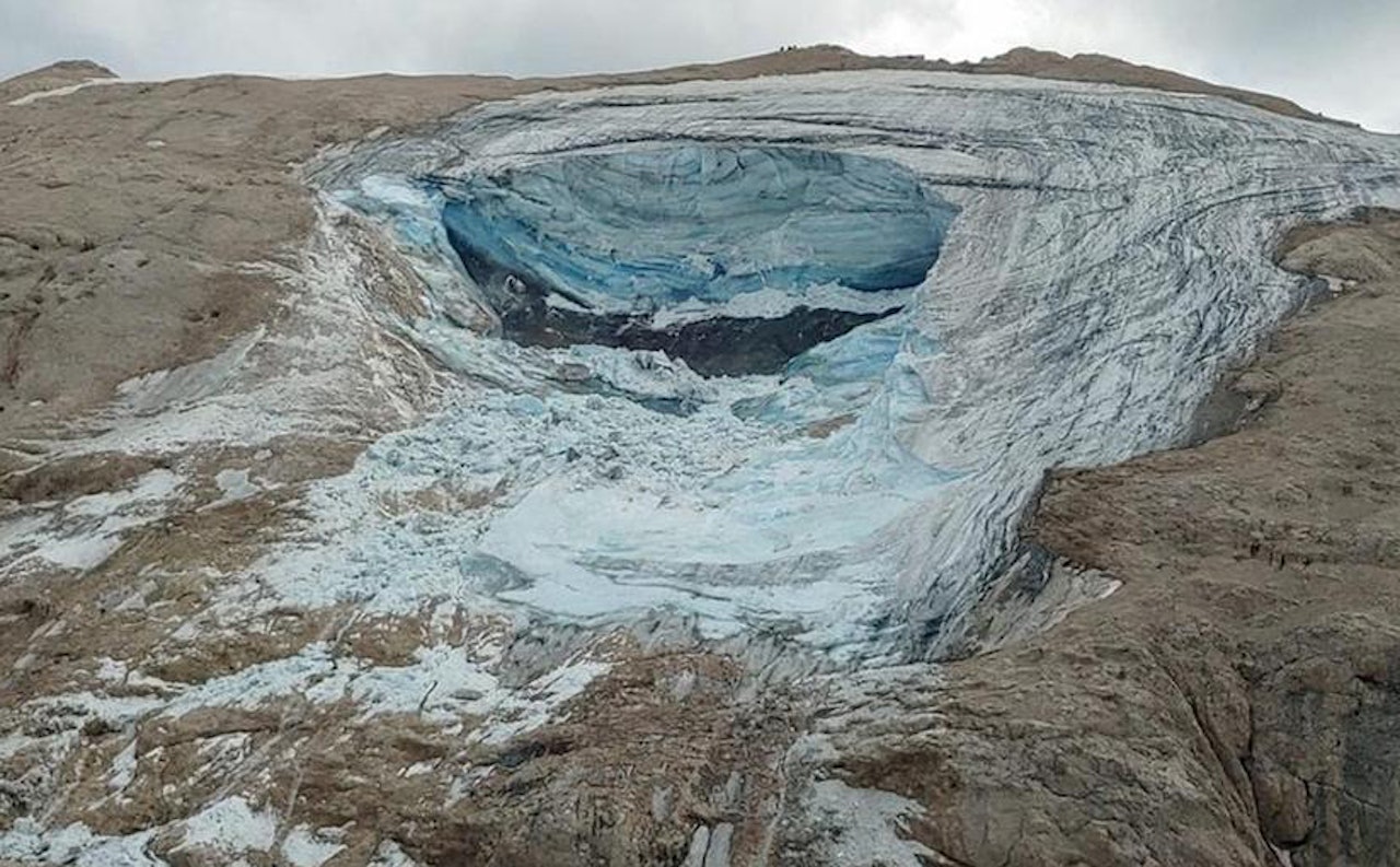 RASTE UT: Sju mennesker er bekreftet omkommet og fem er fortsatt savnet etter isbrekollapsen i Dolomittene. Bildet viser hvor breen kollapset og dundret ned fjellsiden. Foto: Redningstjenesten i Canazei