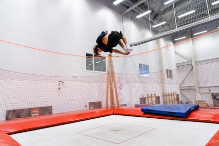 GRABBER MISTY-EN: Sidelengs salto med halv skru, eller mistyflip som Birk Ruud demonstrerer. Foto: Christian Nerdrum GRABBER MISTY-EN: Sidelengs salto med halv skru, eller mistyflip som Birk Ruud demonstrerer. Foto: Christian Nerdrum