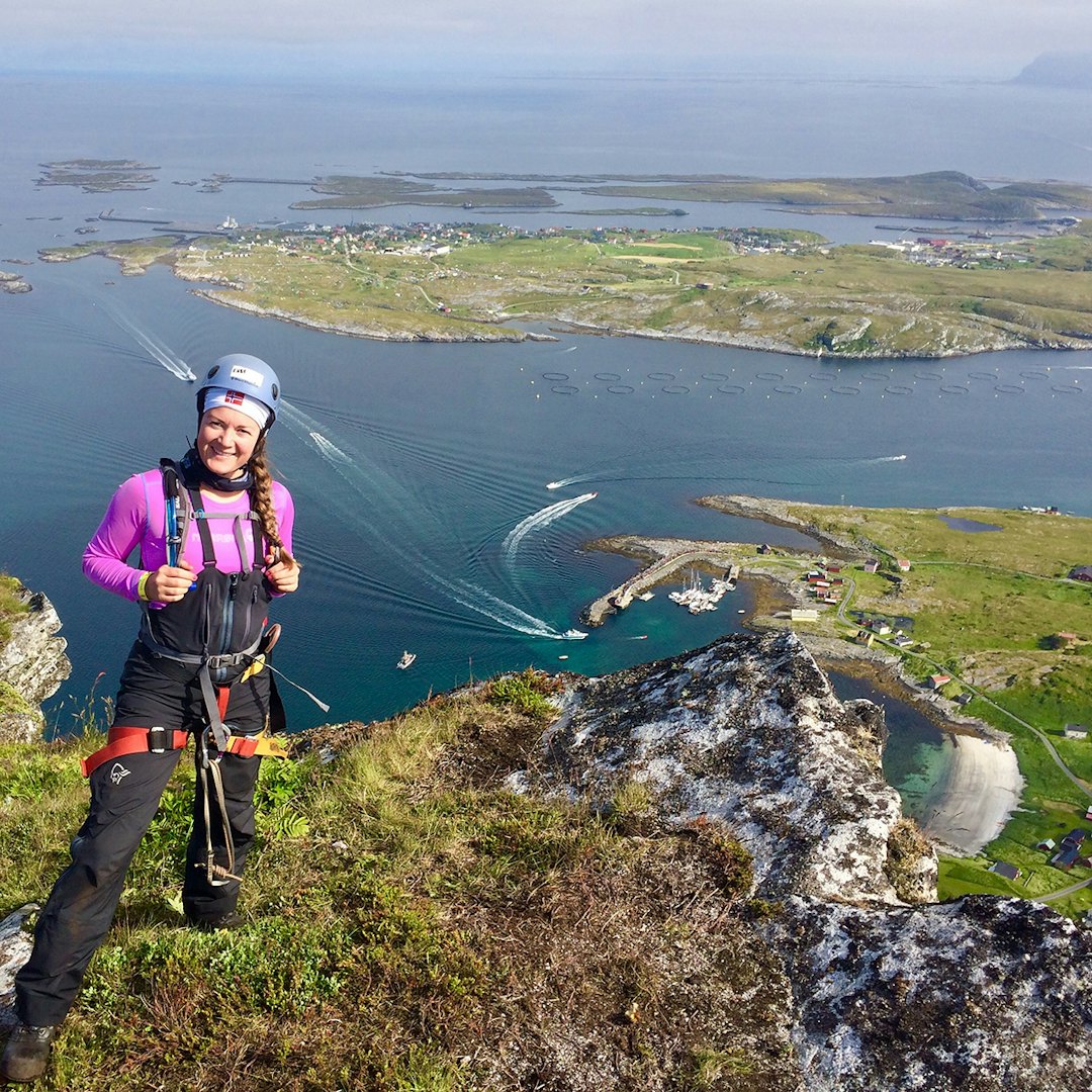 UTSIKT: Rebecka Helene Haugerud på vei mot toppen. Der venter panoramautsikt, og på klare dager ser man blant annet Lofotveggen og Svartisen. Foto: Egil Fjellheim trænstaven
