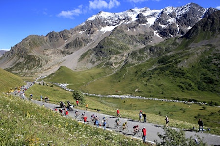 MEKTIG: Her er Tour de France-feltet på vei opp Col du Galibier i 2011. Fjellet er det høyeste i årets Tour, hele 2 642 meter over havet. Foto: Cor Vos