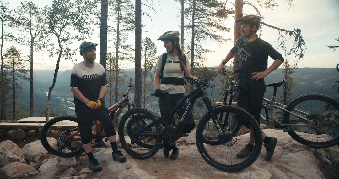 NESBYEN: Daglig leder Knut Lønnqvist (t.v), programleder Runa Buene og kafé-eier Will Gibson. Alle ivrige stisyklister. Foto: MLand Pictures NESBYEN: Daglig leder Knut Lønnqvist (t.v), programleder Runa Buene og kafé-eier Will Gibson. Alle ivrige stisyklister. Foto: MLand Pictures