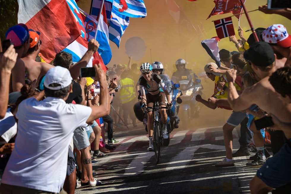 FOLKEFEST: Alpe d'Huez er kanskje Tour de France mest kjente fjell, og det er en vanvittig fest hvert eneste år fjellet er inkludert i rittet. Her er Romain Bardet på vei opp i 2018. Foto: Cor Vos