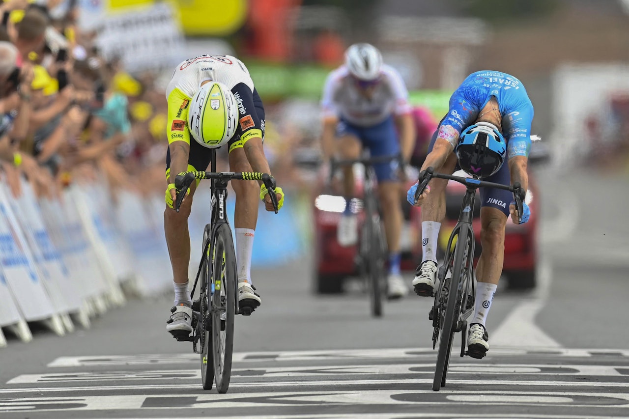STIVNET: Edvald Boasson-Hagen (i bakgrunnen) var svært nær en ny etappeseier i Tour de France, men på oppløpet stivnet 35-åringen. Foto: Cor Vos
