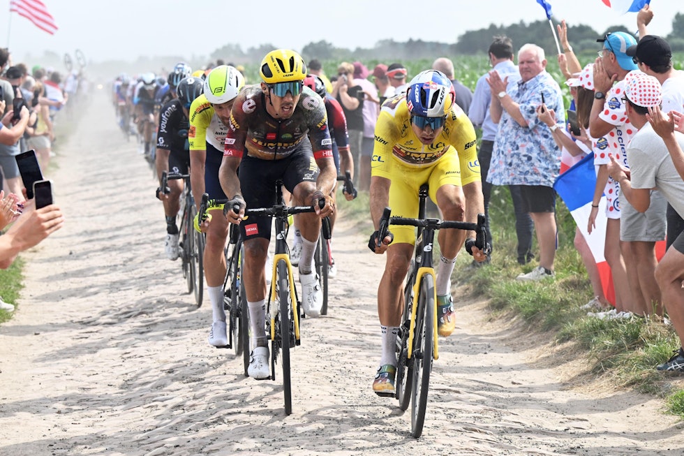 REDDET LAGKAMERATEN: Wout van Aert gjorde en enorm jobb for å begrense tidstapet til Jonas Vingegaard, sammen med blant andre Christophe Laporte. Foto: Cor Vos REDDET LAGKAMERATEN: Wout van Aert gjorde en enorm jobb for å begrense tidstapet til Jonas Vingegaard, sammen med blant andre Christophe Laporte. Foto: Cor Vos