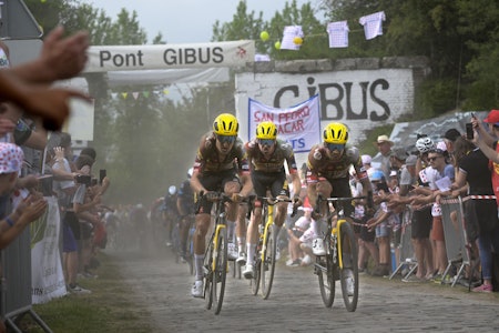 I TRØBBEL: Primoz Roglic tapte mye tid på den 5. etappen av Tour de France. Foto: Cor Vos