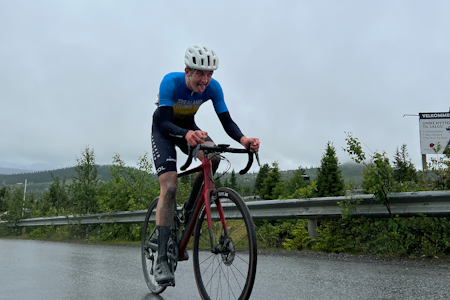 TØFF START: En rytter fra Svealand Cycling Team kjemper seg oppover bakken til Storefjell under onsdagens bakketempo. Foto: Tour te Fjells