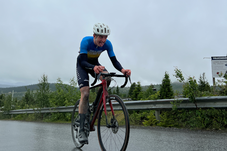 TØFF START: En rytter fra Svealand Cycling Team kjemper seg oppover bakken til Storefjell under onsdagens bakketempo. Foto: Tour te Fjells TØFF START: En rytter fra Svealand Cycling Team kjemper seg oppover bakken til Storefjell under onsdagens bakketempo. Foto: Tour te Fjells
