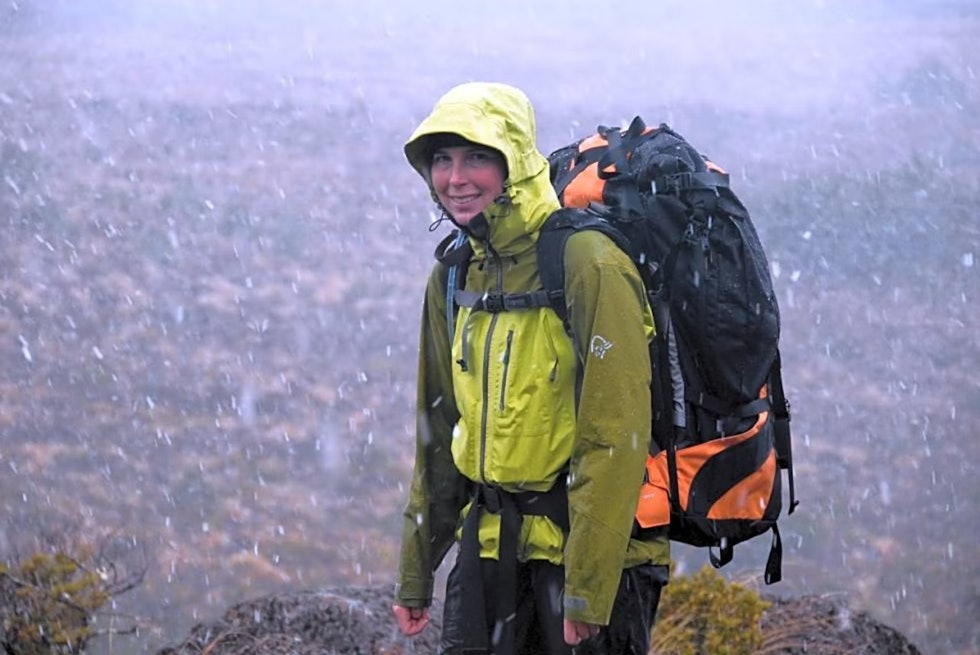 BEREDSKAP: Ha ekstra klær, lue og votter tilgjengelig så du kan ta det på når været endrer seg. Foto: Randulf Valle tur i regnvær