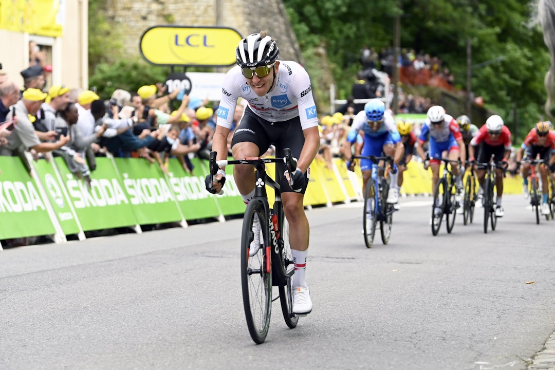 KLAR SEIER: Tadej Pogačar hadde god margin til de bak seg, og tok seg god tid til å feire på oppløpet. Foto: Cor Vos KLAR SEIER: Tadej Pogačar hadde god margin til de bak seg, og tok seg god tid til å feire på oppløpet. Foto: Cor Vos