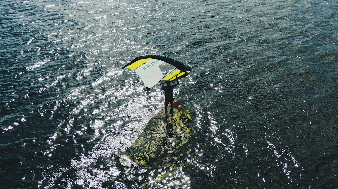 Å KOMME I GANG: Til å begynne med kan du bruke en SUP eller et stort windsurfingbrett i stedet for å gå rett på foilbrettet, men det går det også,  Foto: Christian Nerdrum