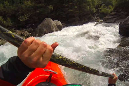 ULYKKESSTRYKET: Den utenlandske padleren satt fast under en stein i dette stryket i sju minutter i elva Skjerva ved Vågå. Foto: Tore Meirik ULYKKESSTRYKET: Den utenlandske padleren satt fast under en stein i dette stryket i sju minutter i elva Skjerva ved Vågå. Foto: Tore Meirik