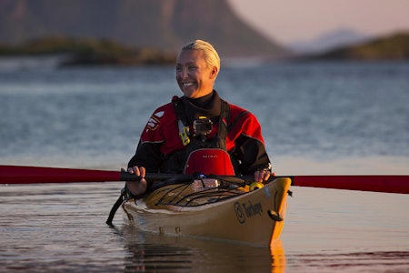 SENJA I MIDTNATTSSOL: Hege Dekkerhus på stille vann.  Foto: Roger Borgelid turhege hege dekkerhus