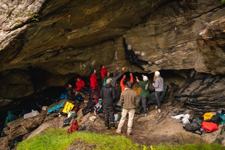 TRØNDERSKE HULER: Mange av lagene som reiste langs Trøndelagskysten hadde mye regn, og samlet seg derfor i hulene. Her er det flere lag i Sunnihallen i Vingsand på onsdagen. Foto: Kyrre Buxrud