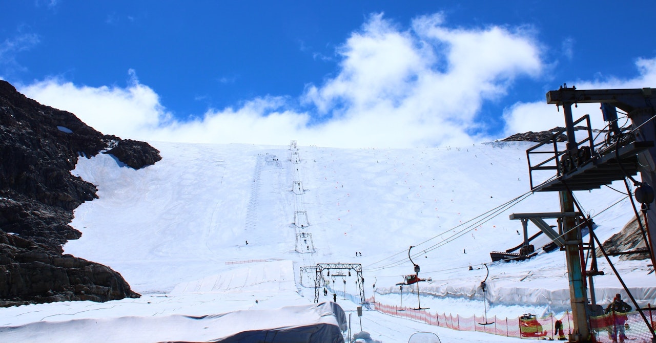 ÅPENT: Fra mandag er sommerskisenteret på Folgefonna det eneste  åpne skianlegget i Norge. Foto: Fonna Glacier Ski Resort