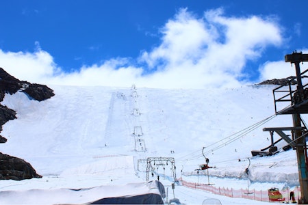 ÅPENT: Fra mandag er sommerskisenteret på Folgefonna det eneste  åpne skianlegget i Norge. Foto: Fonna Glacier Ski Resort