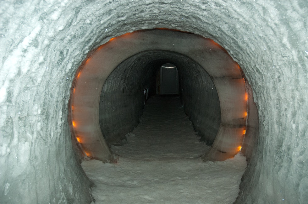 STEMNINGSFYLT: Allerede i inngangen til istunnelen er stemningen satt med vakker lyssetting. Foto: Johan Wildhagen STEMNINGSFYLT: Allerede i inngangen til istunnelen er stemningen satt med vakker lyssetting. Foto: Johan Wildhagen