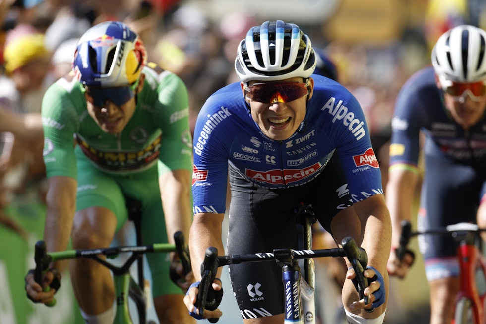ENDELIG: På den 15. etappen tok Jasper Philipsen sin første etappeseier i Tour de France, etter å ha slått Wout van Aert og Mads Pedersen. Foto: Cor Vos
