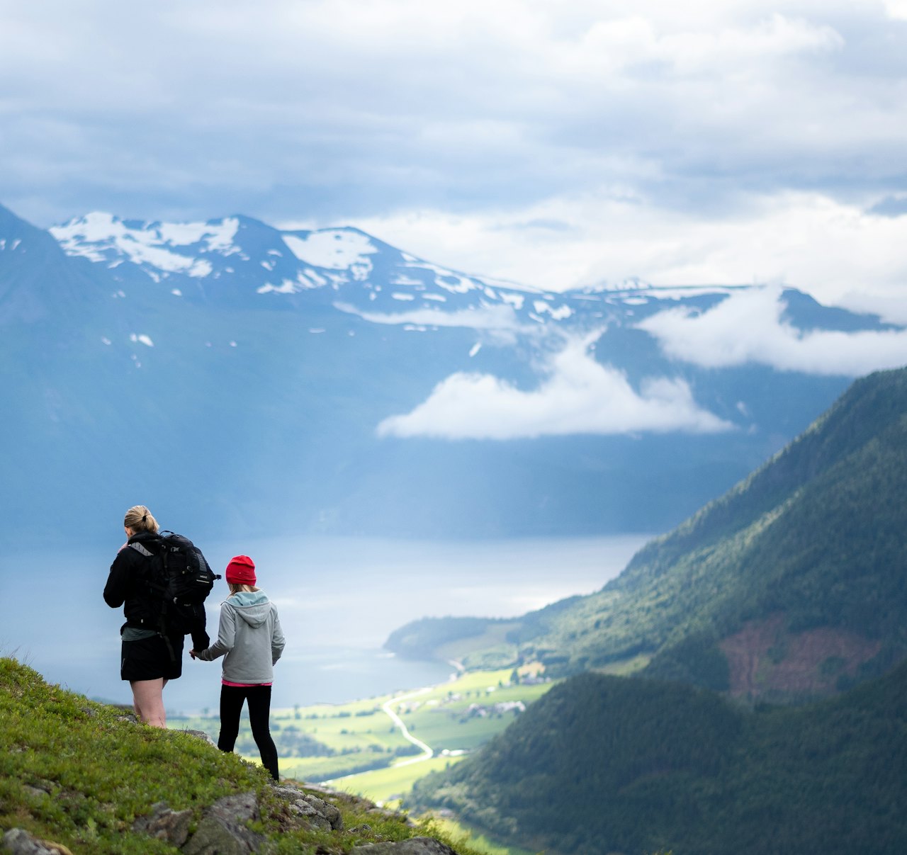 FJELLTUR: Mor og datter på vei opp Lerheimskollen. Foto: Sara Mauritzen  FJELLTUR: Mor og datter på vei opp Lerheimskollen. Foto: Sara Mauritzen